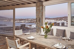 Outdoor dining - Villa Petrolefko (Mykonos)