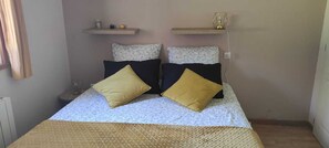 3 bedrooms, iron/ironing board, travel cot, free WiFi