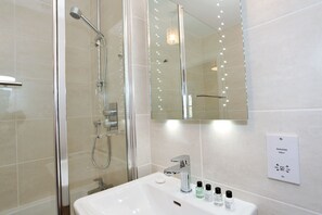 Leilighet (2 Bedrooms) | Bad | Separat badekar og dusj, toalettartikler (inkludert) og hårføner