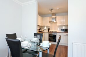 Apartment (2 Bedrooms) | Private kitchen | Full-sized fridge, microwave, oven, stovetop