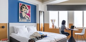 Quiet Chueca Design Studio | Premium bedding, desk, laptop workspace, blackout drapes - Bob W Madrid Chueca (Madrid)