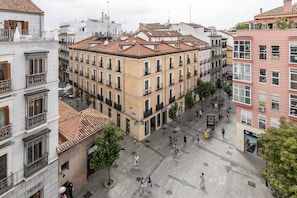 Una plaza cuadrada rodeada de edificios.