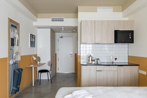 Premium bedding, desk, laptop workspace, blackout drapes - Bob W Madrid Chueca (Madrid)