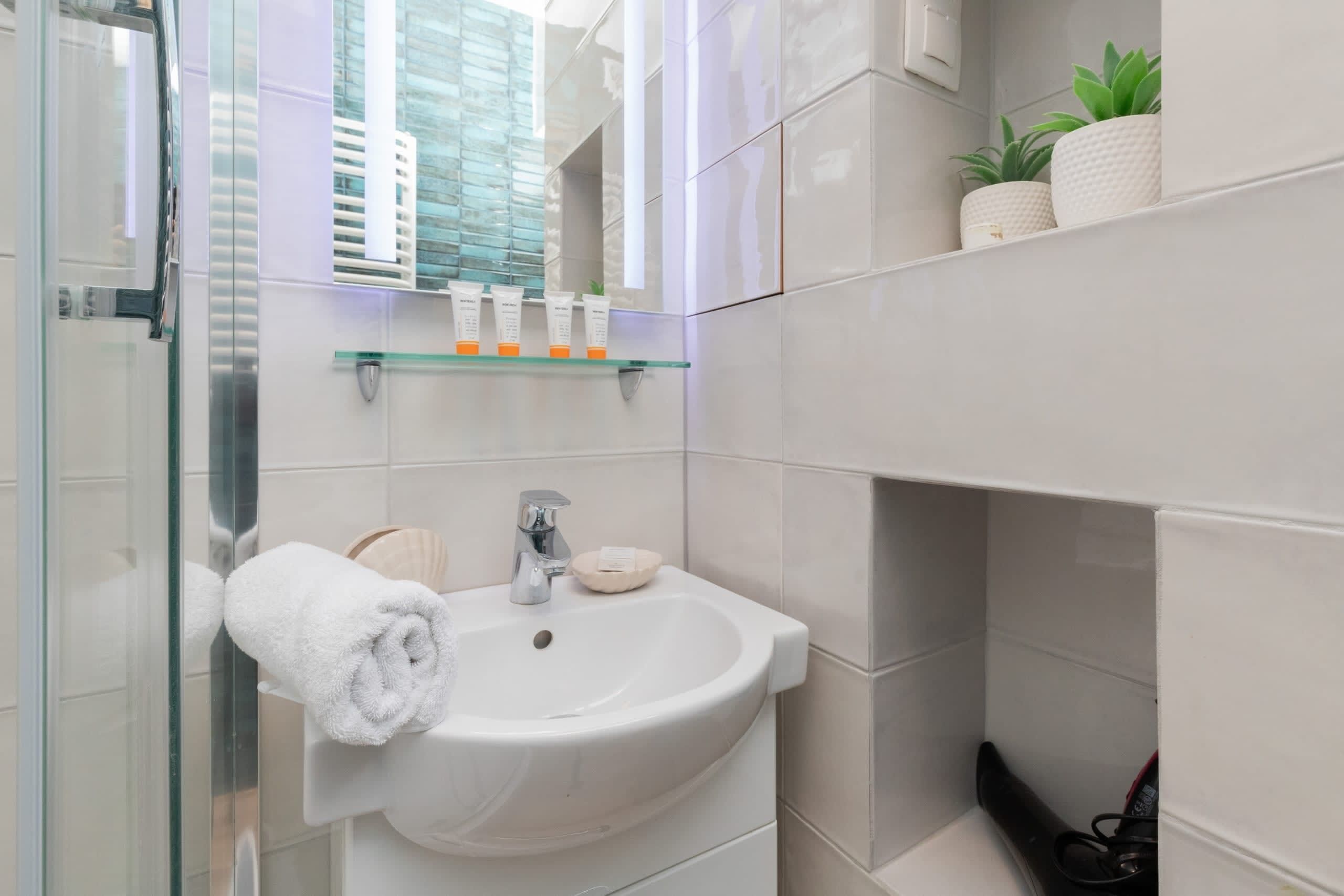 Douche, séchoir à cheveux, serviettes fournies, shampooing