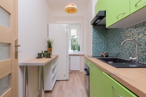 Réfrigérateur, un four, surface de cuisson, lave-vaisselle