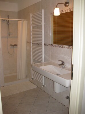 Dusche, Haartrockner, Bidet, Handtücher