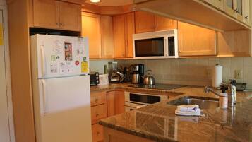 Fridge, microwave, stovetop, dishwasher