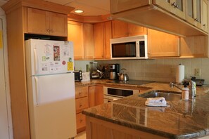 Réfrigérateur, micro-ondes, plaque de cuisson, lave-vaisselle