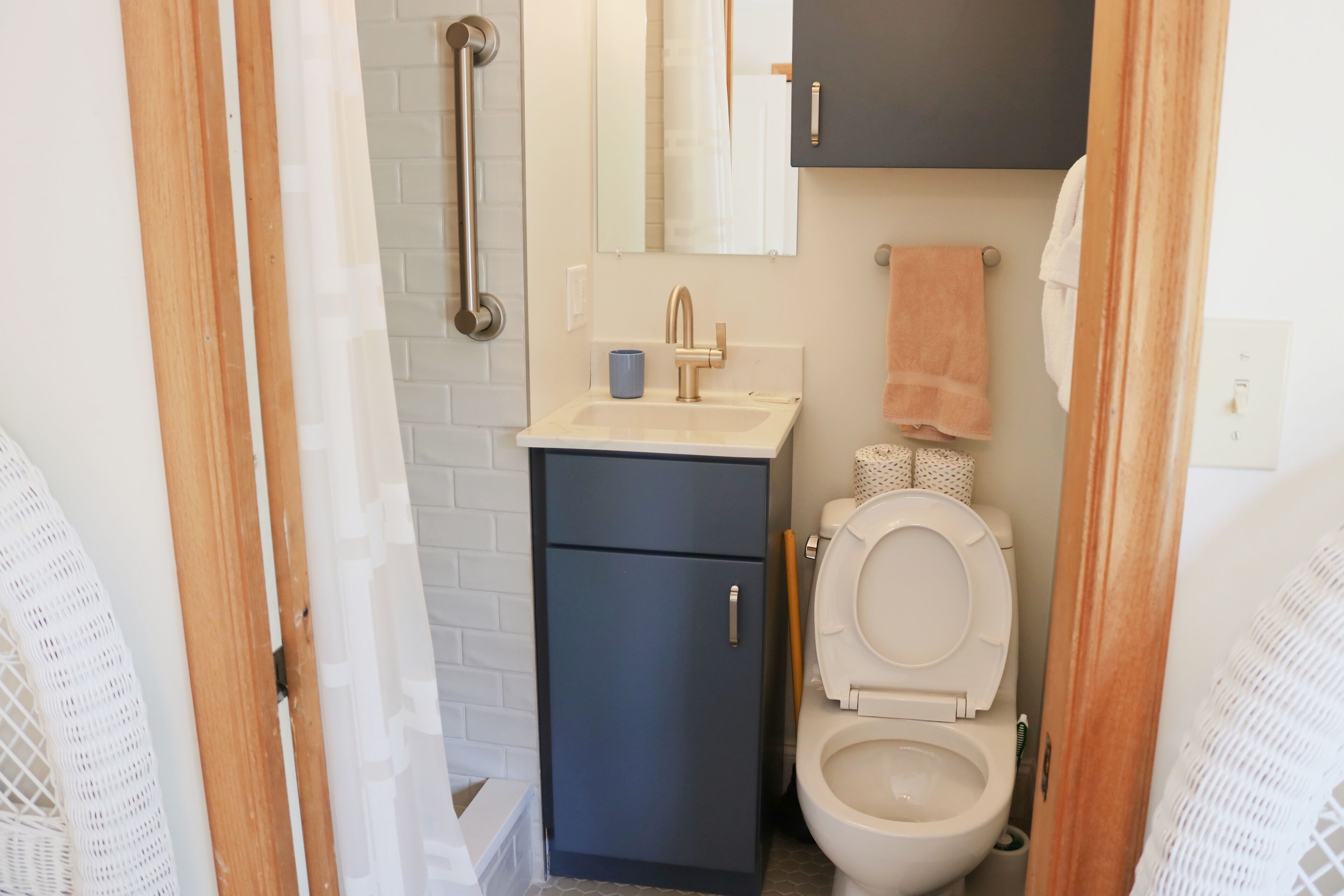 Une petite salle de bain comprenant des toilettes, un lavabo, un meuble et un miroir.