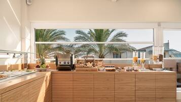 Petit déjeuner buffet (10 EUR par personne)