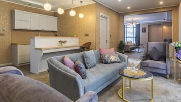 Deluxe Suite | Egyptian cotton sheets, premium bedding, in-room safe, desk