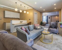 Deluxe suite | Lakens van Egyptisch katoen, luxe beddengoed, een kluis op de kamer