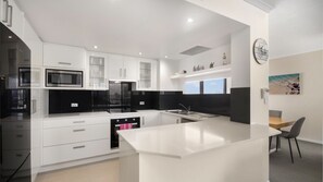 Full-sized fridge, microwave, oven, stovetop