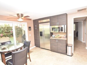 Fridge, microwave, oven, stovetop - 230 Vista de Nopal 3 bedroom (La Quinta)