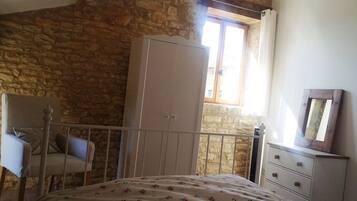 1 slaapkamer, een strijkplank/strijkijzer, gratis wifi, beddengoed