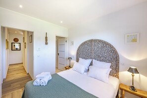 4 chambres, coffre-fort, fer et planche à repasser