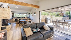 TV connectée, cheminée, lecteur de DVD, baby-foot