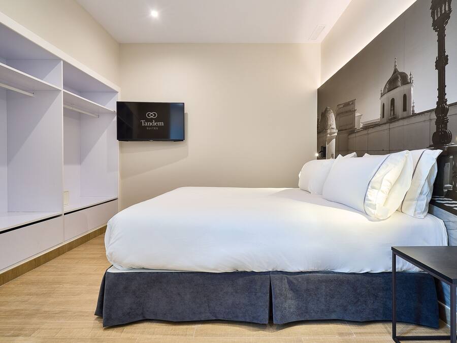 Suite, 2 slaapkamers | Een kluis op de kamer, verduisterende gordijnen, gratis wifi, beddengoed