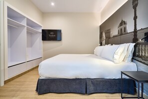 Suite, 2 Bedrooms | Peti besi dalam bilik, langsir/tirai gelap terus, Wi-fi percuma 