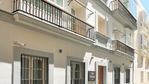 A building with a sign reading "Tandem Apartments." - Tándem Pópulo (Cádiz)