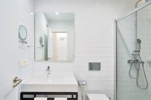 Suite, 1 Bedroom (Exterior) | Bathroom | Shower, rainfall showerhead, eco-friendly toiletries, hair dryer - Tándem Pópulo (Cádiz)