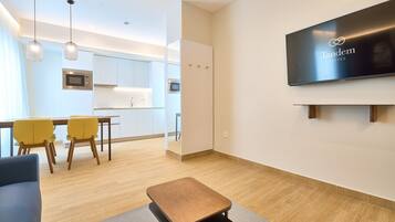 Suite, 2 slaapkamers | Privékeuken | Een koelkast met diepvriezer, een microgolfoven, een kookplaat