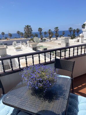 Outdoor dining - Playa Chica: Villa mit Sonne, Meerblick und Ruhe". (Puerto del Carmen)
