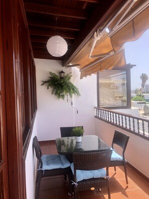 Outdoor dining - Playa Chica: Villa mit Sonne, Meerblick und Ruhe". (Puerto del Carmen)