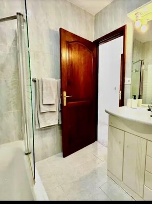 Combined shower/bathtub, hair dryer, towels, soap - Playa Chica: Villa mit Sonne, Meerblick und Ruhe". (Puerto del Carmen)