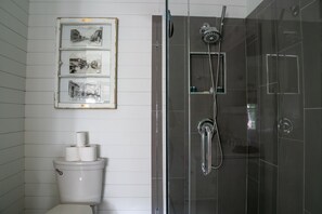Een bad, zeep, shampoo, toiletpapier