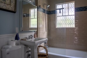 Baignoire, savon, shampoing, papier toilette