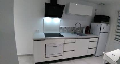 New 2-room apartment in family home 100 m from beach and port