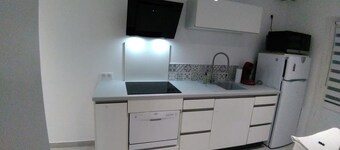 New 2-room apartment in family home 100 m from beach and port