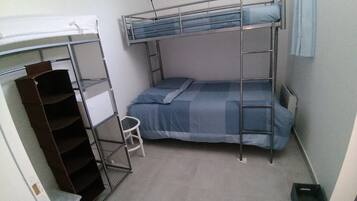 2 slaapkamers, een strijkplank/strijkijzer