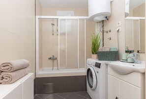 Duschwanne, Haartrockner, Handtücher, Seife