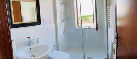 Shower, bidet, towels