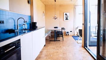 Fridge, oven, stovetop, dishwasher