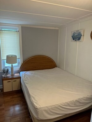 5 bedrooms, desk, WiFi, bed sheets