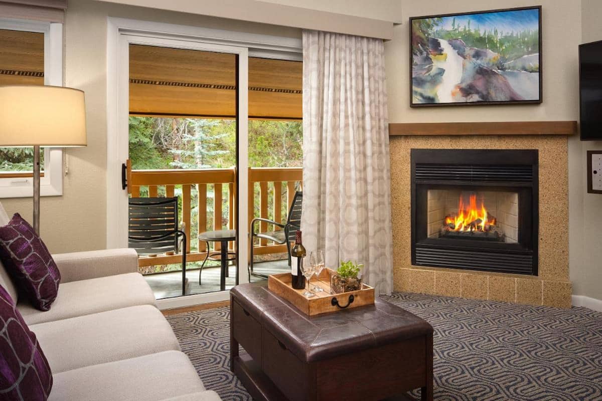 Estudio Signature, 1 cama de matrimonio con sofá cama | Zona de estar | Televisión de 45 pulgadas con canales por cable, una chimenea