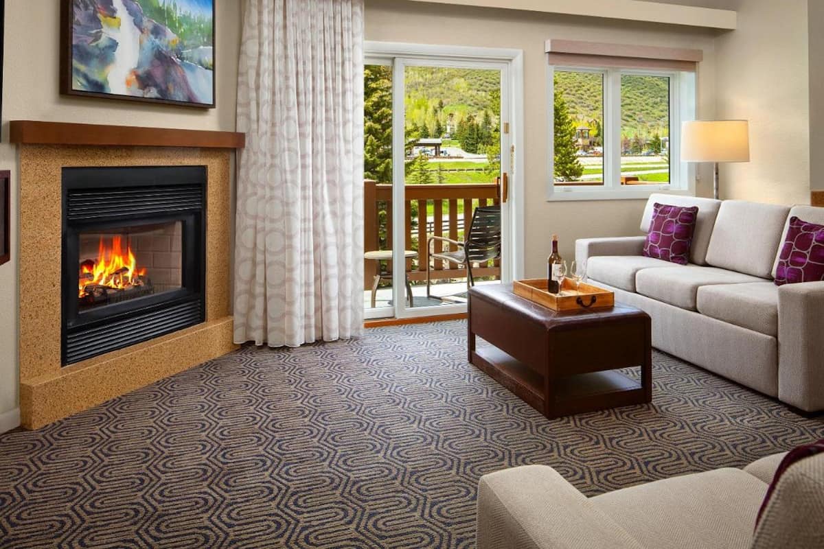 Televisión de 45 pulgadas con canales por cable, una chimenea