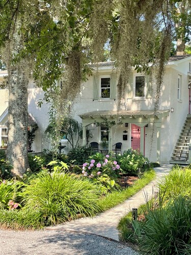 The Manhattan Suite (Apartment 2), at Magnolia Court