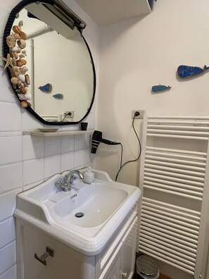 Combined shower/bathtub, hair dryer, bidet, towels