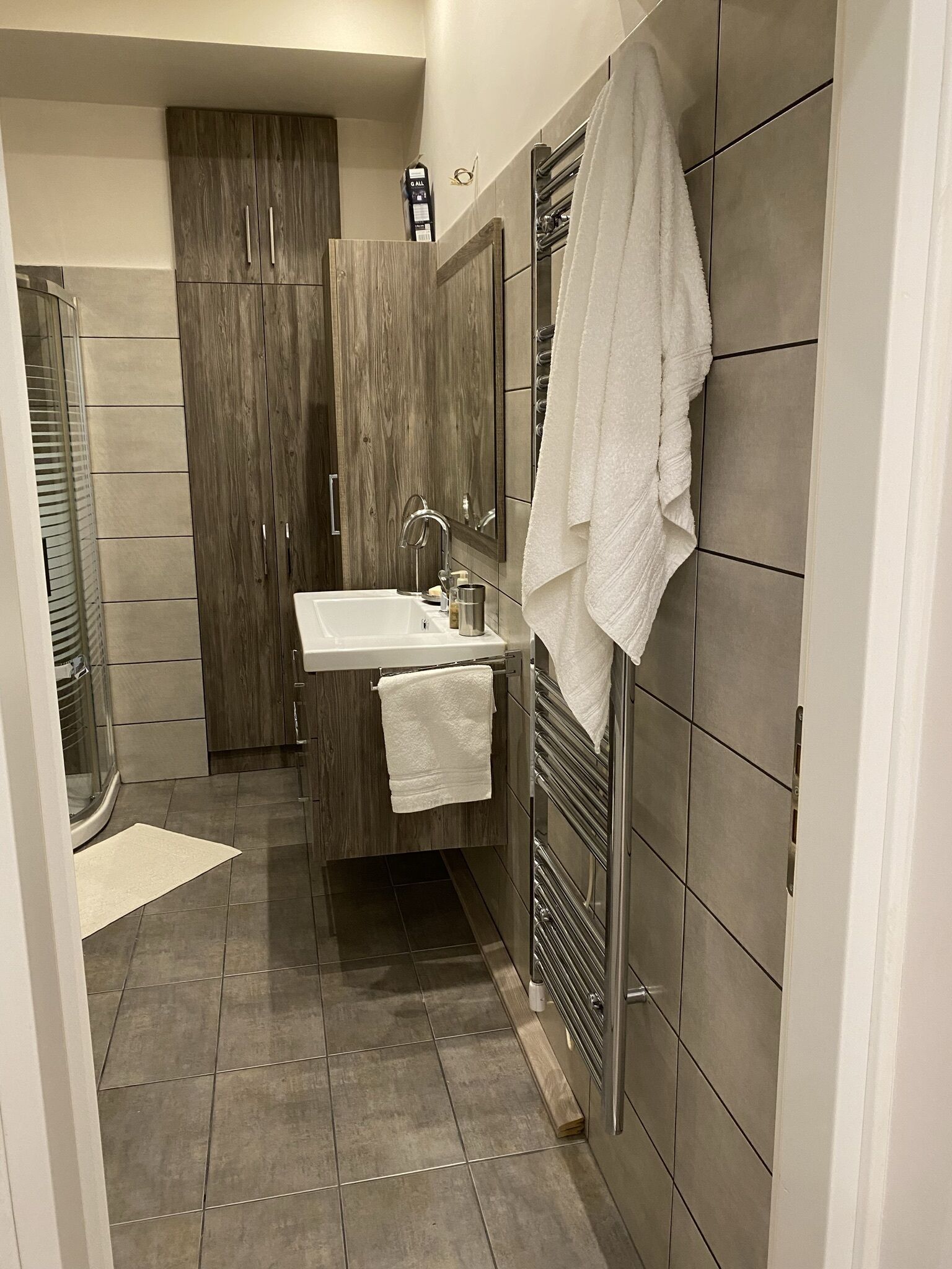 City appartement | Badkamer | Een douche, gratis toiletartikelen, een haardroger, handdoeken