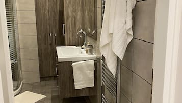 City Apartment | Bathroom | Shower, free toiletries, hair dryer, towels