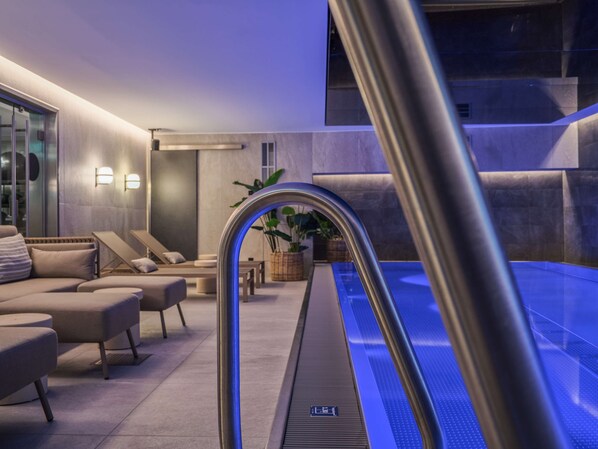 Indoor pool, pool loungers - Adina Apartment Hotel Wiesbaden (Wiesbaden)