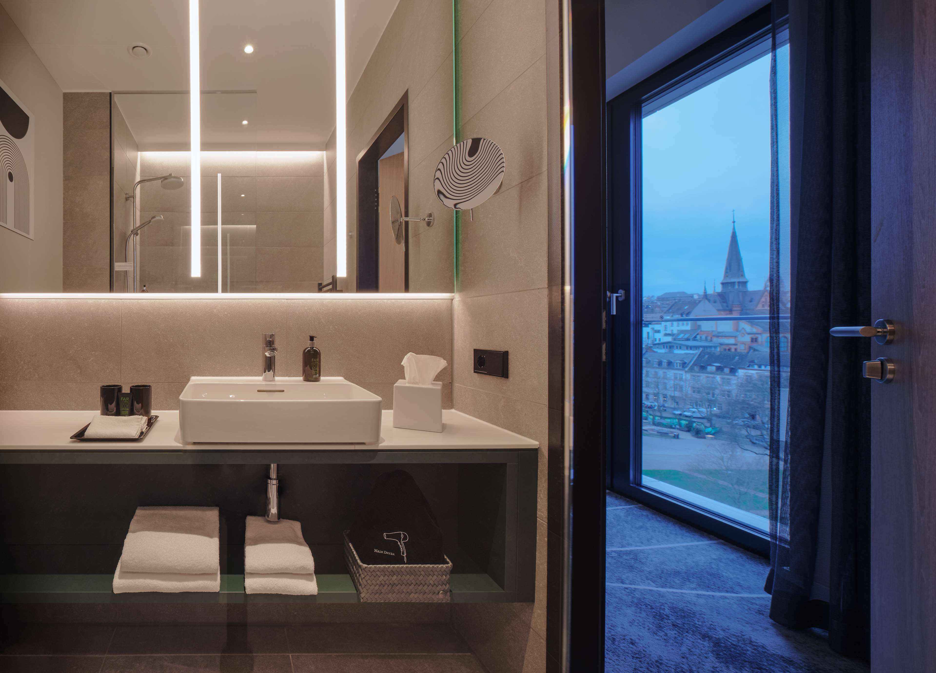 Dusche, kostenlose Toilettenartikel, Haartrockner, Handtücher