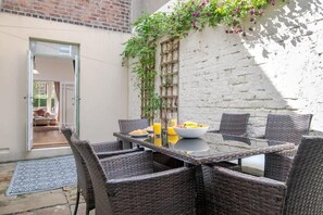 Outdoor dining - Host & Stay | Railman's Rest (Whitby)