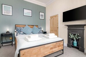 3 bedrooms, iron/ironing board, WiFi, bed sheets - Host & Stay | Railman's Rest (Whitby)