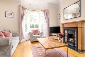 Fernseher, Kamin, DVD-Player