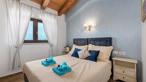 4 bedrooms, iron/ironing board, WiFi, bed sheets